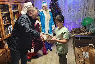 Депутаты доставили подарки 